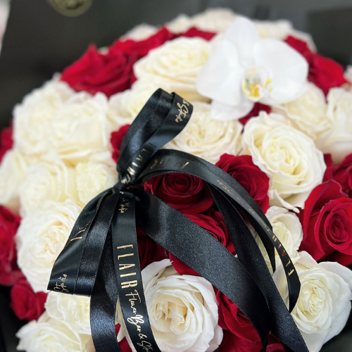 Flair Signature Rose Bouquet – Elegant Mixed Roses in Ramo Buchon Style