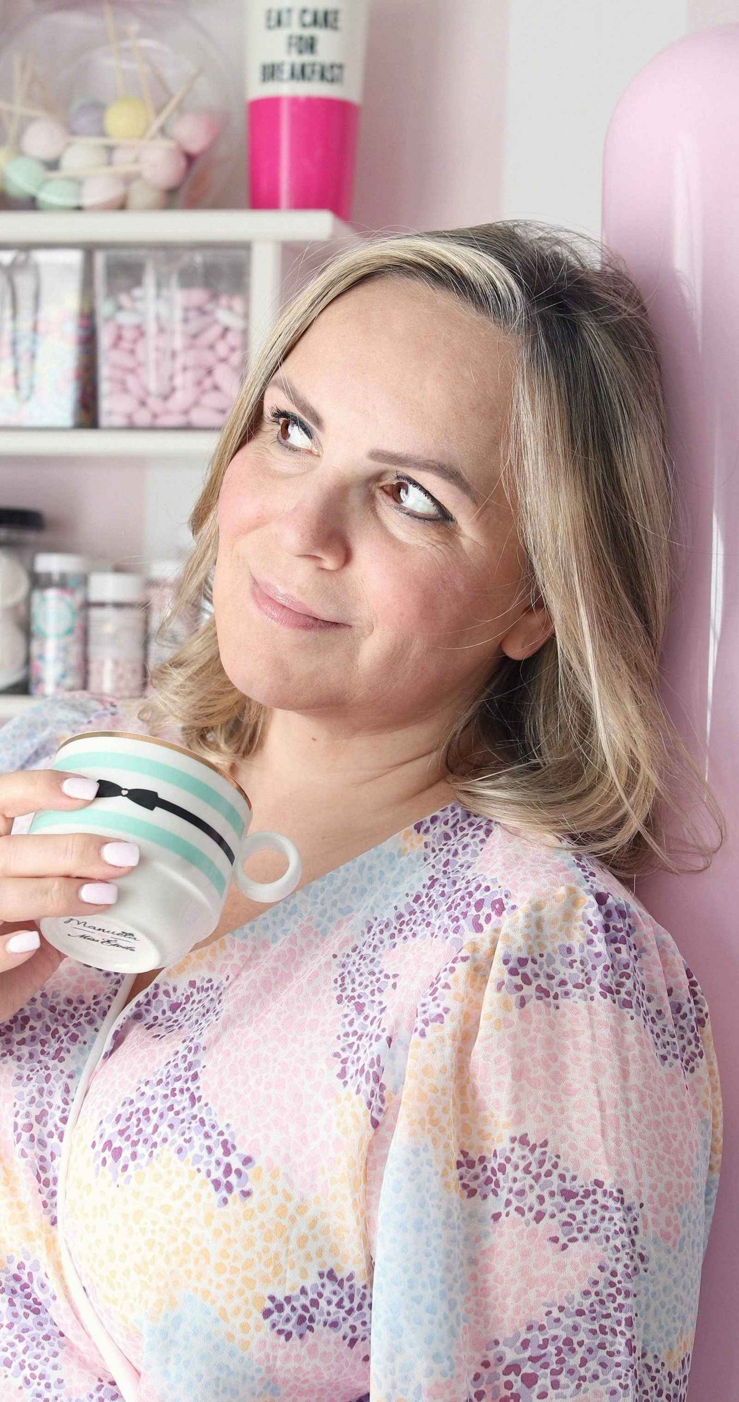 Manuela 🖤 Miss Étoile mugs in a rack Love with bow - Flair Flower Bar & Studio